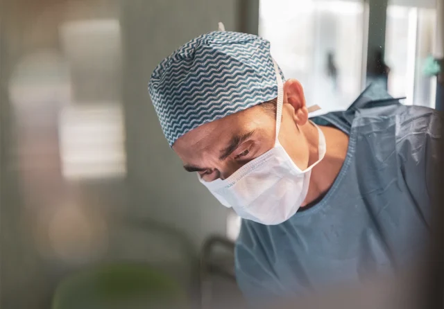 El Dr. Ricardo Carvalho en quirófano
