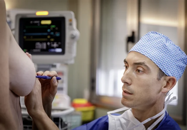 El Dr. Ricardo Carvalho cita a una paciente para someterse a una operación de elevación de mamas en Lisboa.